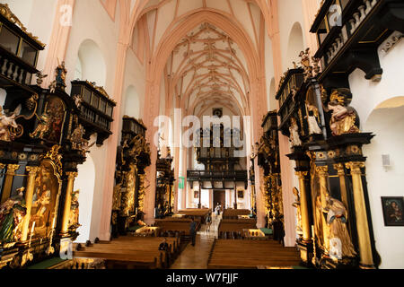 L'interno della Basilica di San Michele a Mondsee, Austria, una chiesa famosa per la scena del matrimonio nel film tutti insieme appassionatamente. Foto Stock