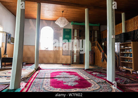 Basqal, Ismayilli regione, Azerbaigian - Aprile 30, 2019. Vista interna di una moschea, risalente al XIX secolo, in Basqal insediamento di Ismailli regio Foto Stock