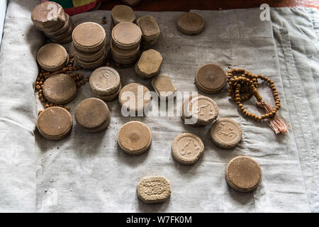 Basqal, Ismayilli regione, Azerbaigian - Aprile 30, 2019. Turbah argilla compresse con grani di preghiera. Turbah è un piccolo pezzo di terra o argilla, spesso un'argilla ta Foto Stock