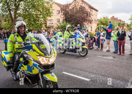 La Thames Valley Police motociclisti in sella BMW R1200RT motociclette durante una torcia olimpica nel 2012. Reading, Berkshire, Inghilterra, GB, Regno Unito Foto Stock