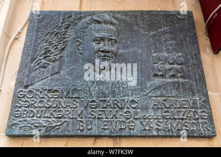 Baku in Azerbaijan - 1 maggio 2019. Targa commemorativa dedicata a azerbaigiano Abdulkerim orientalista Alizada, segnando la casa dove visse a Baku. Foto Stock