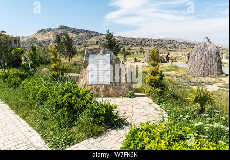 Gobustan, Azerbaigian - 1 maggio 2019. Paesaggio all'entrata di Gobustan Museo in Azerbaigian, con segno. Foto Stock