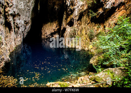 Chinhoyi Grotte, Zimbabwe. Calcare e Dolomia grotte situato a circa 9 chilometri a nord-ovest di Chinhoyi Foto Stock