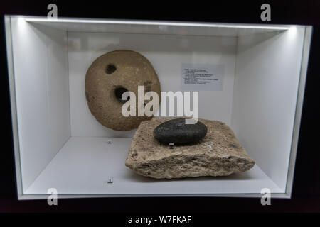 Gobustan, Azerbaigian - 1 maggio 2019. Grazie al display panoramico quern pietra utilizzata per la macinazione di granaglie, presso il Museo di Gobustan in Azerbaigian. Foto Stock