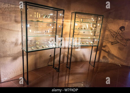 Gobustan, Azerbaigian - 1 maggio 2019. Vista interna di Gobustan Museo in Azerbaigian, con display. Foto Stock