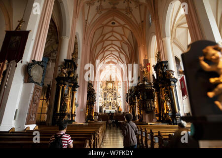 L'interno della Basilica di San Michele a Mondsee, Austria, una chiesa famosa per la scena del matrimonio nel film tutti insieme appassionatamente. Foto Stock