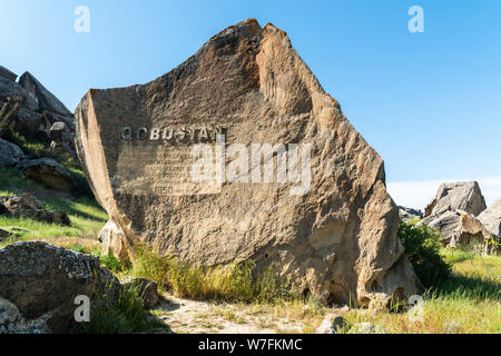 Gobustan, Azerbaigian - 1 maggio 2019. Marcatura di pietra entrata di Gobustan parco nazionale in Azerbaigian. Foto Stock