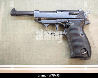 KIEV, UCRAINA-luglio 23, 2019: 1938 Tedesco pistola semi-automatica Walther P38 nel Politecnico al Museo nazionale ucraino Università Tecnica Foto Stock