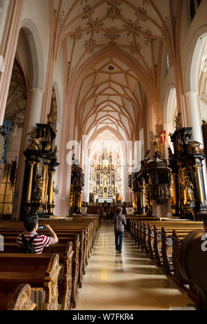 L'interno della Basilica di San Michele a Mondsee, Austria, una chiesa famosa per la scena del matrimonio nel film tutti insieme appassionatamente. Foto Stock