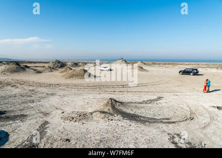 Gobustan, Azerbaigian - 1 maggio 2019. I turisti tra i coni di grifone vulcani di fango in Gobustan, Azerbaigian, con vetture. Foto Stock