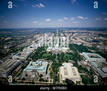 Vista aerea guardando ad ovest che mostra la Libreria del Congresso Thomas Jefferson Building e James Madison Building, la Corte Suprema, e gli Stati Uniti Capitol, Washington D.C. Foto Stock