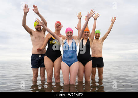 Edimburgo, Scozia, Regno Unito. Il 6 agosto, 2019. Wild nuotatore Liz Richardson, che ha creato e sta eseguendo in nuotare a Pleasance durante la Edinburgh Fringe Festival Fringe ha invitato i lavoratori ad unirsi a lei per un gruppo tuffo nel Firth of Forth a Portobello Beach. L idea è quella di promuovere la salute e il benessere durante il Festival. Liz Richardson vuole condividere le sue esperienze positive di piscina e fornire un opportunità per le persone a spegnere e sintonizzarsi con la natura. Credito: Iain Masterton/Alamy Live News Foto Stock