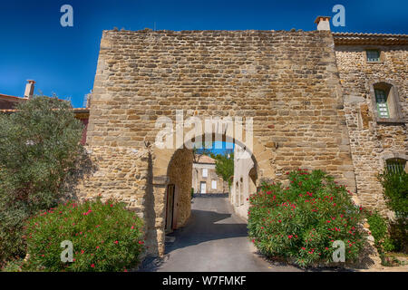 Vecchio gateway arcuata a Cairanne villaggio nella regione provenza alpi costa azzurra, francia Foto Stock