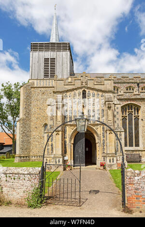 Villaggio Chiesa parrocchiale di Santa Maria Maddalena, Bildeston, Suffolk, Inghilterra, Regno Unito Foto Stock