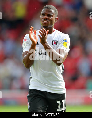 Fulham's Floyd Ayite applaude i tifosi alla fine del cielo scommessa match del campionato a Oakwell Barnsley Foto Stock