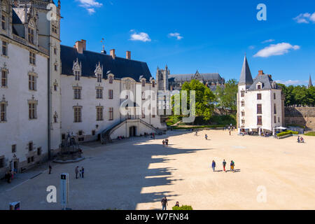 Nantes, Francia - 12 Maggio 2019: i turisti a piedi nel cortile del Castello dei Duchi di Bretagna a Nantes, Francia Foto Stock