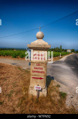 Domaine Santa Duc Gigondas segno del vigneto nella regione provenza alpi costa azzurra, francia Foto Stock