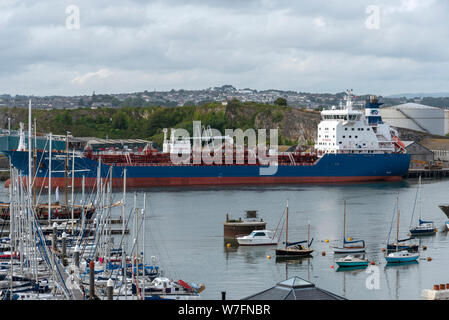 Plymouth, Devon, Inghilterra, Regno Unito. Agosto 2019. Il Bro il distributore di un prodotto chimico/petroliera su una distribuzione del carburante capacità in Plymouth, Regno Unito Foto Stock