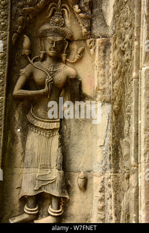 Una delle molte opere dello scultore punteggiato tutto il vasto complesso di Angkor, vecchie di secoli, qui in Cambogia Foto Stock