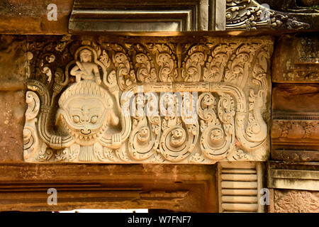 Una delle molte opere dello scultore punteggiato tutto il vasto complesso di Angkor, vecchie di secoli, qui in Cambogia Foto Stock