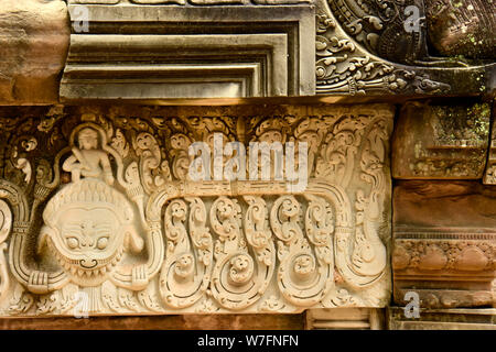 Una delle molte opere dello scultore punteggiato tutto il vasto complesso di Angkor, vecchie di secoli, qui in Cambogia Foto Stock