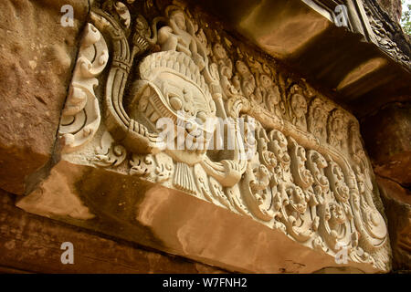 Una delle molte opere dello scultore punteggiato tutto il vasto complesso di Angkor, vecchie di secoli, qui in Cambogia Foto Stock