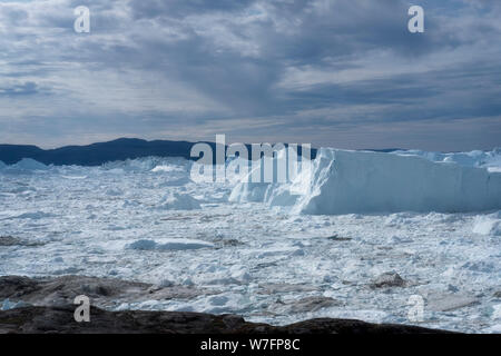 Enormi iceberg in Ilulissat fiordo di ghiaccio, un sito patrimonio mondiale dell'Unesco, vicino a Ilulissat in Groenlandia occidentale. Foto Stock