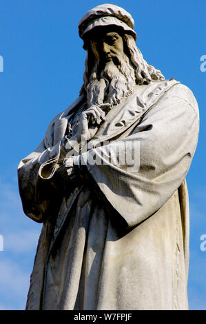 Leonardo da Vinci (1452-1519). Polymath italiana del Rinascimento. Statua che corona il monumento a Leonardo da Vinci (1452-1519), da Pietro Magni, 1872. Dettaglio. Piazza della Scala. Milano, Italia. La regione Lombardia. Foto Stock