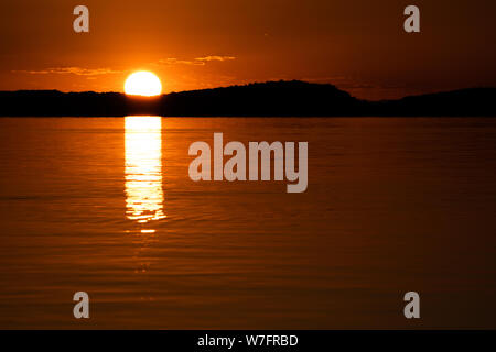 Tramonto sul lago Kariba, il mondo il più grande lago artificiale, Zimbabwe Foto Stock