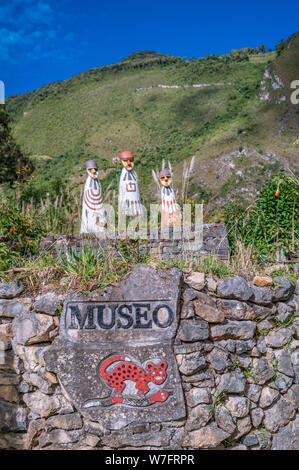 Sarcofagi replicati di Karajia all'ingresso del museo nella città di Leymebamba - Amazonas. Foto Stock