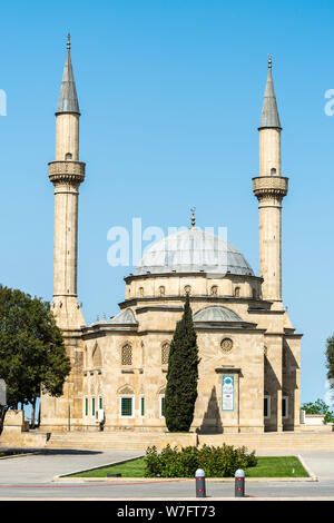 Baku in Azerbaijan - 11 maggio 2019. Vista esterna della moschea dei martiri nei pressi del viale dei Martiri a Baku. Il Vicolo dei martiri è un cimitero e Foto Stock