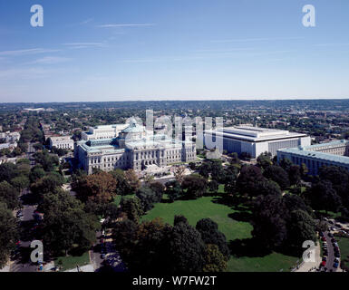 Vista aerea di Washington D.C. dall'U.S. Capitol Dome, che mostra due la Biblioteca del Congresso degli edifici: Thomas Jefferson edificio (sinistra) e il James Madison Building Foto Stock