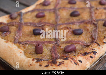 Home Pissaladiere cotti sul tavolo di legno Foto Stock