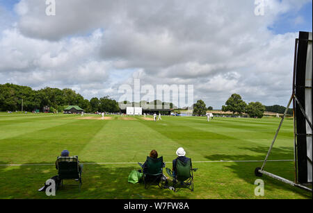 A Henfield UK 6 agosto 2019 - spettatori guarda Sussex secondo undici team di cricket compresi Jofra Archer contro Gloucestershire secondi al pittoresco Blackstone cricket ground vicino a Henfield appena a nord di Brighton . Jofra Archer spera di dimostrare la sua idoneità così egli può giocare contro l'Australia nel prossimo test match credito : Simon Dack / Alamy Live News Foto Stock