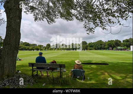 A Henfield UK 6 agosto 2019 - spettatori guarda Sussex secondo undici team di cricket compresi Jofra Archer contro Gloucestershire secondi al pittoresco Blackstone cricket ground vicino a Henfield appena a nord di Brighton . Jofra Archer spera di dimostrare la sua idoneità così egli può giocare contro l'Australia nel prossimo test match credito : Simon Dack / Alamy Live News Foto Stock