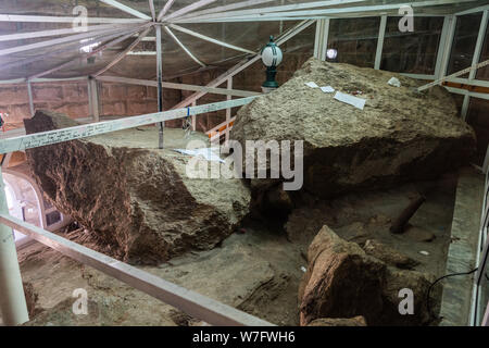 Bibi-Heybat, Baku, Azerbaijan - 12 maggio 2019. Vista interna del santuario Bibi-Heybat nel cimitero vicino alla moschea Bibi-Heybat a Baku con blocco di grandi dimensioni Foto Stock