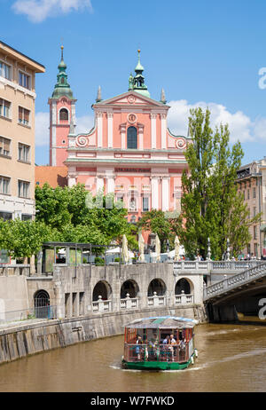 Fiume Ljubljanica Tour crociera in barca attraverso il centro di lubiana dopo il passaggio sotto il ponte di tripla city center Ljubljana Slovenia EU Europe Foto Stock