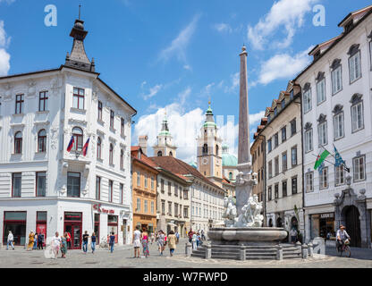Persone i visitatori e i turisti a Lubiana Town Square di fronte alla nuova fontana Robba Stritarjeva ulica Città Vecchia Ljubljana Slovenia eu Europe Foto Stock