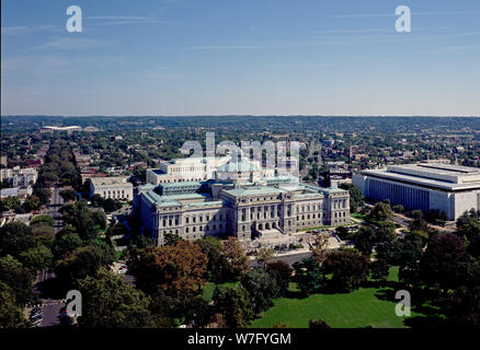 Vista aerea che mostra la Libreria del Congresso Thomas Jefferson Building, con East Capitol Street sulla sinistra e il James Madison edificio sulla destra, Washington D.C. Foto Stock
