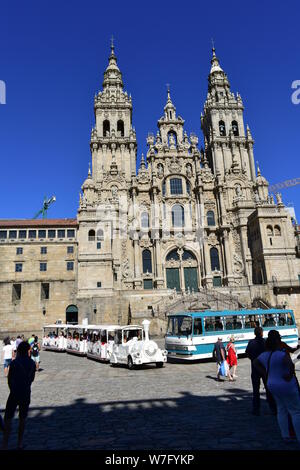 Cattedrale con il vecchio bus, treno turistico e pellegrini. Santiago de Compostela, Spagna. Luglio 28, 2019. Foto Stock