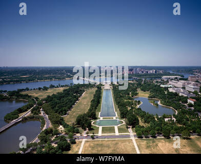 Vista aerea che mostra la piscina riflettente sul National Mall, guardando verso il Lincoln Memorial, Washington, D.C. Foto Stock