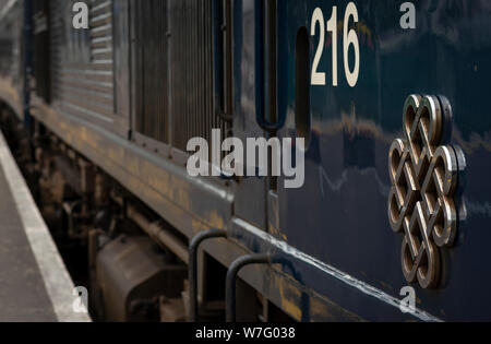 Logo Celtic Knot metal e numero 216 numerazione su un River Dodder 201 di colore blu scuro come treno Belmond Grand Hibernian diesel locomotive Ireland Foto Stock