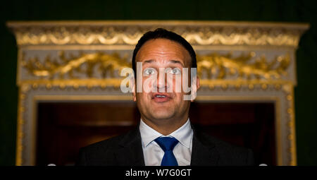 Taoiseach Leo Varadkar parlando ai media, dopo aver visitato il castello di Hillsborough in Hillsborough, Irlanda del Nord. Foto Stock