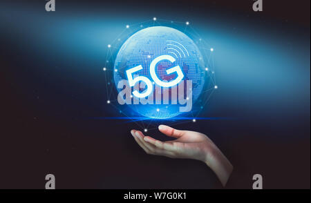 Mano che trattiene il 5G ologramma, sistemi wireless e internet del genere in futuro e dei pi moderni standard di trasmissione del segnale. Concetto technolo networking Foto Stock