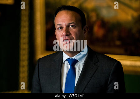 Taoiseach Leo Varadkar parlando ai media, dopo aver visitato il castello di Hillsborough in Hillsborough, Irlanda del Nord. Foto Stock