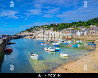 Mousehole, Nr Penzance, Cornwall, Regno Unito - Il villaggio ed un porto. Foto Stock