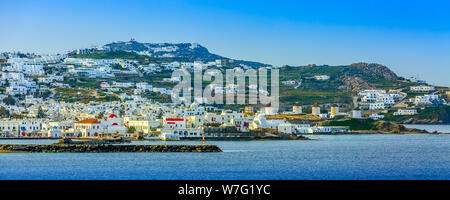 Mykonos, Grecia famosa isola panorama banner con le sue case dipinte di bianco, mulini a vento, vista dal mare nelle Cicladi Foto Stock