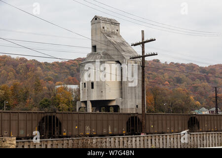 Un vecchio rivestimento torre che una volta servita la Chesapeake & Ohio locomotive a vapore in movimento attraverso Bluefield, West Virginia Foto Stock