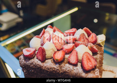 Deliziosa torta cercando con decorato con le fragole. Foto Stock