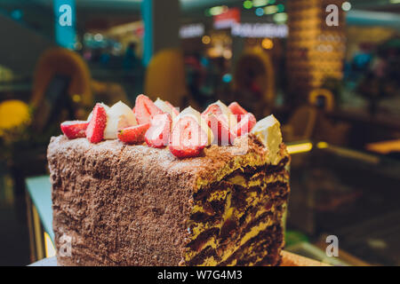 Deliziosa torta cercando con decorato con le fragole. Foto Stock